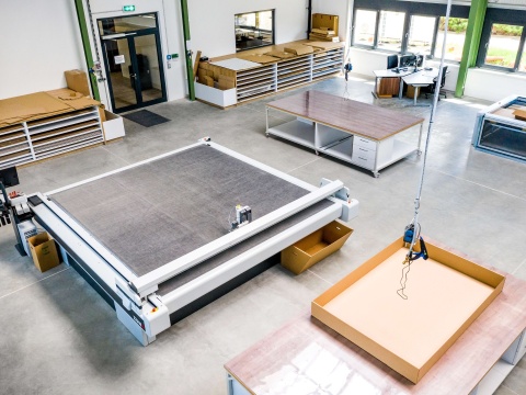Einblick in die Werkstatt des Entwicklungszentrum mit Schneidplotter