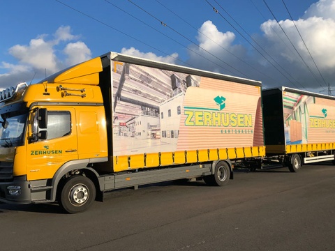 LKW von Zerhusen Kartonagen mit Sattelauflieger und Anhänger